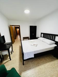 Un pat sau paturi într-o cameră la Hostel Bistrița