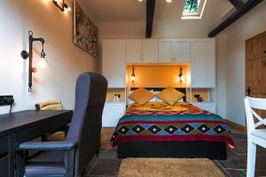 Schlafzimmer mit einem Bett, einem Tisch und einem Schreibtisch in der Unterkunft Eakley Stables 2 - Pogo in Newport Pagnell