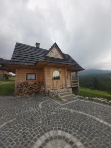 Výhľad na hory alebo výhľad na hory priamo z horskej chaty + 14 fotografií