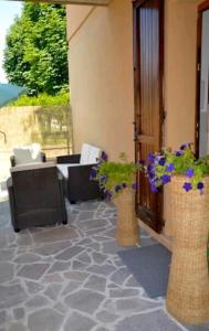 dos jarrones con flores en un patio en Home NIKY LAKE, en Desenzano del Garda