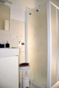 una pequeña cocina con taburete frente a una ducha en Home NIKY LAKE, en Desenzano del Garda
