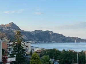 widok na miasto i zbiornik wodny w obiekcie La Joya Sileno Beach w mieście Giardini Naxos