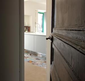 an open door leading to a kitchen with a counter at Melodia3 Suites Noto in Noto