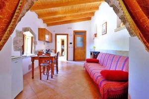 ein Wohnzimmer mit einem Sofa und einem Tisch in der Unterkunft Masseria Bianca in Taurisano
