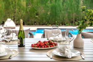 Kolam renang di atau dekat dengan Luxury 3 bed Villa with Heated Pool - Nueva Andalucía