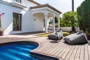 Bazén v ubytování Luxury 3 bed Villa with Heated Pool - Nueva Andalucía nebo v jeho okolí