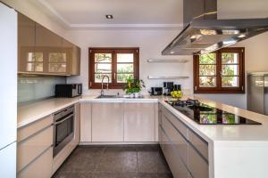 Dapur atau dapur kecil di Luxury 3 bed Villa with Heated Pool - Nueva Andalucía