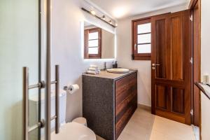 Gambar di galeri bagi Luxury 3 bed Villa with Heated Pool - Nueva Andalucía di Marbella