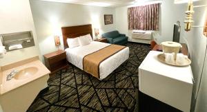 una camera d'albergo con letto e lavandino di Knights Inn Paxinos Elysburg a Paxinos