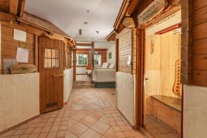 Ένα ή περισσότερα κρεβάτια σε δωμάτιο στο Naturhotel Lärchenhof