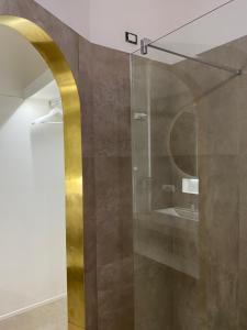 ein Bad mit einer Dusche und einer Glastür in der Unterkunft Il Giardino d'Ulisse in Reggio di Calabria