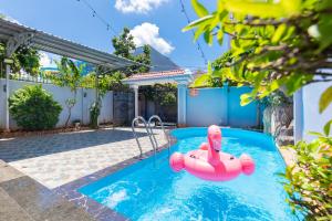a swimming pool with a pink inflatable toy in it at Sea Villa 10B - Hồ Bơi - Karaoke - Bida - Gần Biển Bãi Sau in Vung Tau