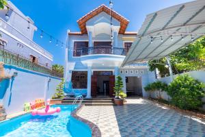 a villa with a swimming pool and a house at Sea Villa 10B - Hồ Bơi - Karaoke - Bida - Gần Biển Bãi Sau in Vung Tau +27 photos