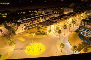 ein leerer Parkplatz in einer Stadt nachts in der Unterkunft FUNDADORES, Isla Cristina in Isla Cristina