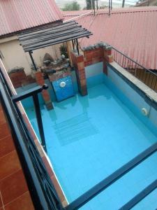 an overhead view of a swimming pool in a house at Casa de Tidina in Dona Paula