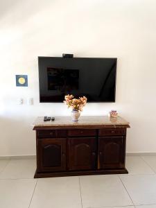 En tv och/eller ett underhållningssystem på Apart hotel a 150m da praia de Geribá