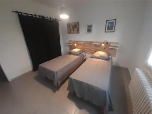 um quarto com duas camas e um sofá em Villa " Les Bambous " , Jardin , Terrasse , Climatisation , Wifi , Parking em Avignon
