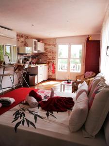 a living room with a couch and a kitchen at CASA MARTINEZ Studios & Chambre d'Hôtes à 3 kms de MONTSERRAT VALENCIA in Montroy