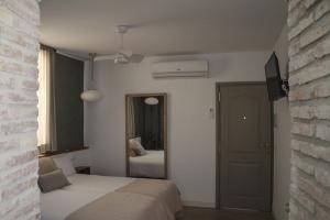 1 dormitorio con cama y espejo. en La Cúpula, en Córdoba