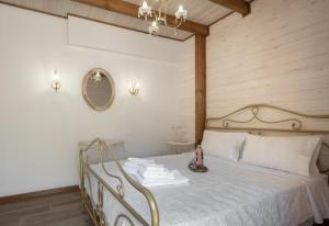 Tempat tidur dalam kamar di Chalet edelweiss preveza