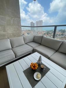 un soggiorno con divano e tavolo con frutta di SEA & FUN a Hadera