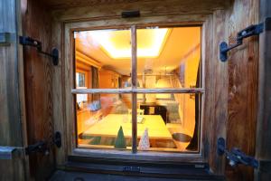 una vista de una mesa a través de una ventana de un tren en Schermerhütten, en Tauplitzalm