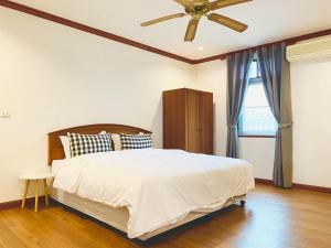 Un pat sau paturi într-o cameră la 2-Bedrooms house near Bangtao Beach free wifi