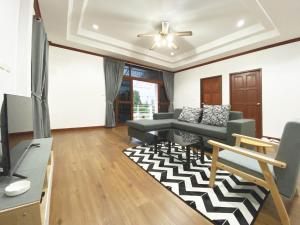 O zonă de relaxare la 2-Bedrooms house near Bangtao Beach free wifi