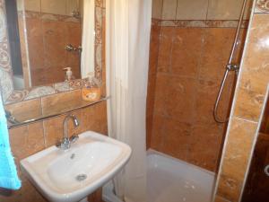y baño con lavabo y ducha. en Mary-Ann Non-Stop Apartments, en Budapest