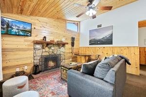 sala de estar con sofá y chimenea en Misty Mountain Lodge, en Estes Park