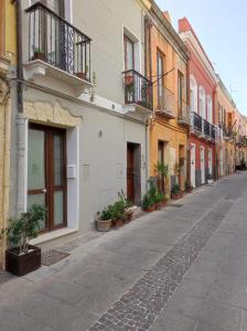 una calle vacía con edificios y macetas en Apartments Villas Cagliari en Cagliari
