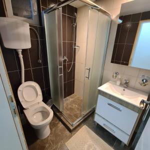 Koupelna v ubytování RA Apartmani Vrdnik