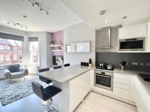Kuchyň nebo kuchyňský kout v ubytování 2 Bedroom Apartment in South Hampstead