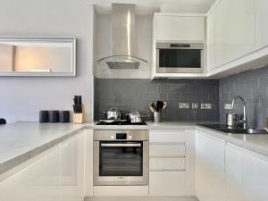 Η κουζίνα ή μικρή κουζίνα στο 2 Bedroom Apartment in South Hampstead