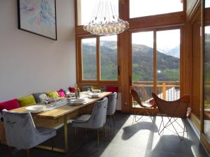 uma sala de jantar com uma mesa e cadeiras e um lustre em Chalet Saint-Martin-de-Belleville, 6 pièces, 12 personnes - FR-1-344-744 em Saint-Martin-de-Belleville