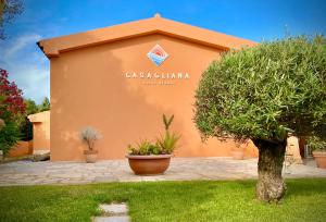 un edificio con un cartel que diga "casablanca" en Casagliana Suite Resort en Olbia