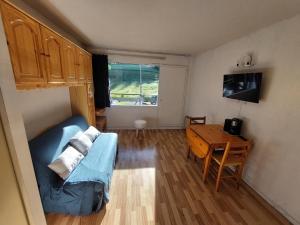 a bedroom with a bed and a desk and a table at Appartement vacances à la montagne - Massif des Brasses in Bogève