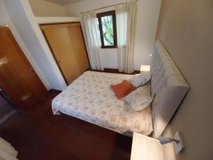 an overhead view of a bed in a bedroom at Chalet Centrico in Merlo