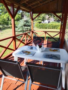 een witte tafel en twee stoelen op een veranda bij Misza in Retowo