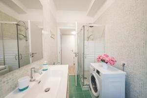uma casa de banho com um lavatório e uma máquina de lavar roupa em LA CASETTA AL VATICANO em Roma
