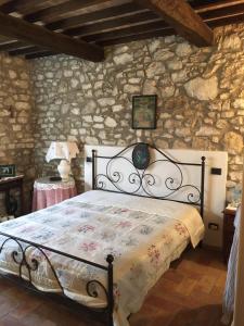 Giường trong phòng chung tại La Casetta al Roccone