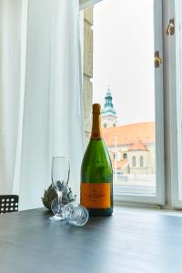 una botella de vino y una copa en una mesa en Beautiful View Duna Apartment, en Budapest