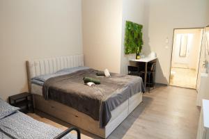 - une chambre dotée d'un lit avec un animal fourré vert dans l'établissement Beautiful View Duna Apartment, à Budapest