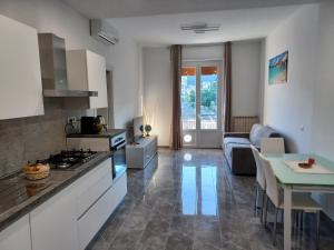Kuchyňa alebo kuchynka v ubytovaní Adelina House
