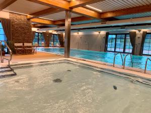 Bazén v ubytování Wellness Hotel Holzberg nebo v jeho okolí