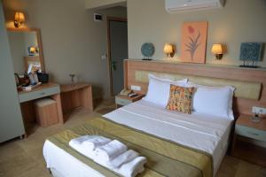 Giường trong phòng chung tại Ebruli Hotel Cunda
