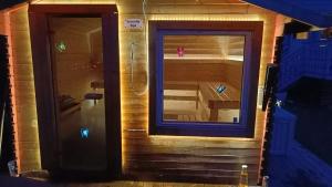 桑讷菲尤尔Bubbles Breakfast and Spa的享有带镜子的大楼内桑拿浴室的景色