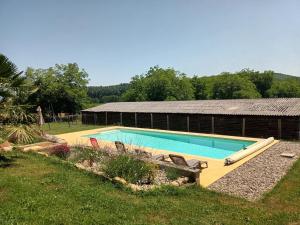 Piscina de la sau aproape de Le Séchoir des acacias, L'Orée du bois