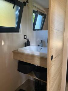 Koupelna v ubytování Tiny house sur terrain boisé à 10 mn de la mer