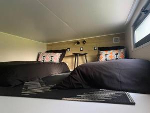 Postel nebo postele na pokoji v ubytování Tiny house sur terrain boisé à 10 mn de la mer